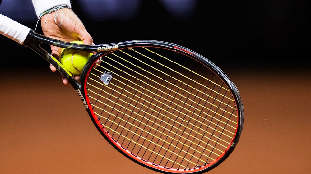 Eine Person hält einen Tennisschläger in der Hand. / Foto: Tom Weller/dpa/Symbolbild