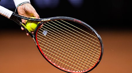 Eine Person hält einen Tennisschläger in der Hand. / Foto: Tom Weller/dpa/Symbolbild