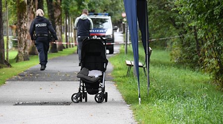 Polizisten ermitteln an einem Abgesperrten Bereich eines Gehwegs, auf dem eine Kinderkarre steht. Sechs Monate nach dem Ertrinkungstod eines Sechsjährigen in Österreich steht sein Vater unter dringendem Mordverdacht. / Foto: Georg Köchler/Zoom Tirol/APA/dpa