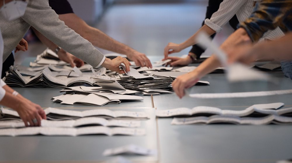 Wahlhelfer und -helferinnen zählen Stimmzettel aus. / Foto: Sebastian Gollnow/dpa/Symbolbild