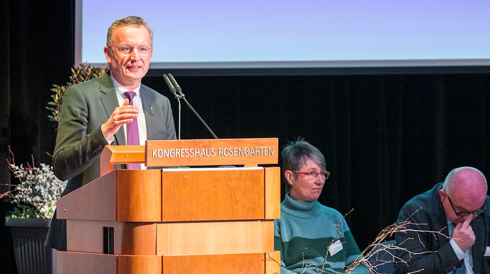 Christian Kopp (l), Landesbischof der Evangelisch-Lutherischen Kirche in Bayern, spricht über den Bericht aus der Fachstelle für den Umgang mit sexualisierter Gewalt in der ELKB im Rahmen der Frühjahrstagung der Landessynode der Evangelisch-Lutherischen Kirche in Bayern. / Foto: Daniel Vogl/dpa