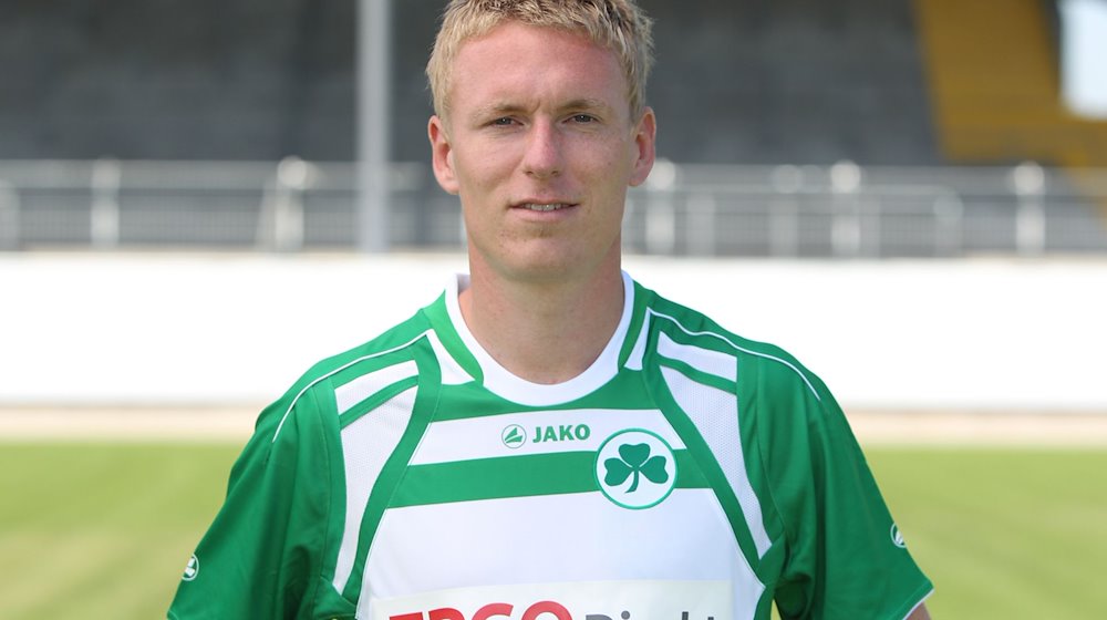 Leo Haas, Spieler des Fußball Zweitligisten SpVgg Greuther Fürth, aufgenommen am 08.07.2010 während des offiziellen Fototermins des Vereins für die Saison 2010-11 in der Trolli-Arena in Fürth (Mittelfranken). Der Ex-Profi wird neuer U23-Trainer. / Foto: Daniel Karmann/dpa