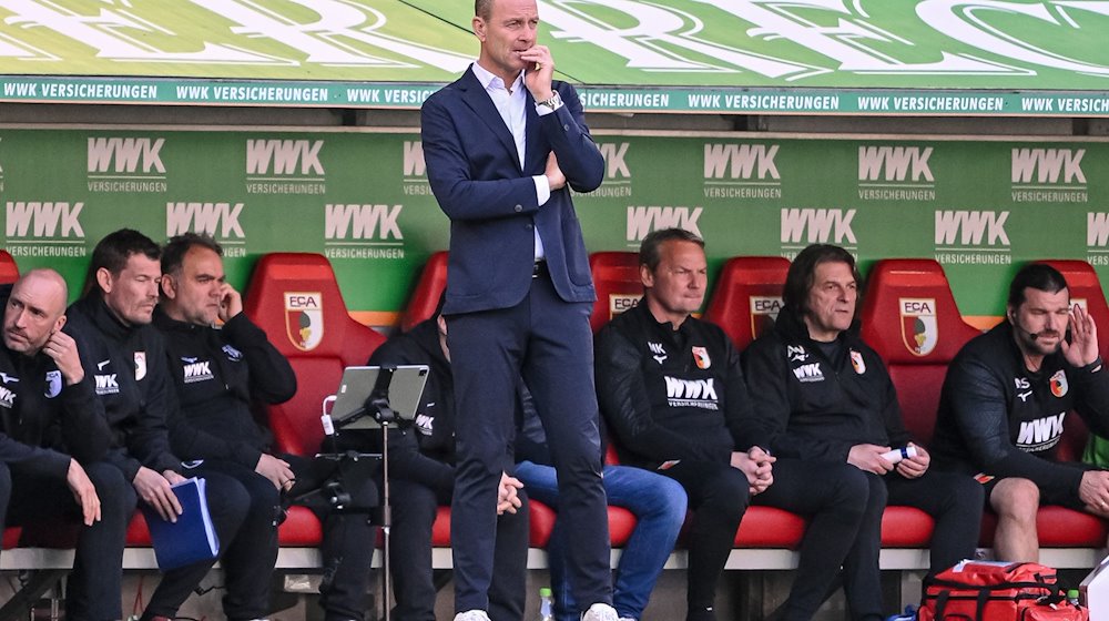 Augsburgs Trainer Jess Thorup beobachtet das Spiel. / Foto: Harry Langer/dpa