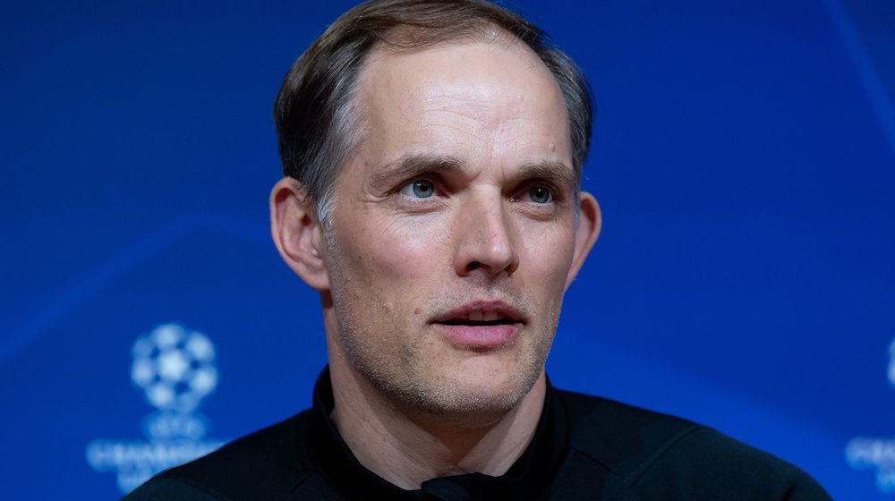 Pressekonferenz FC Bayern in der Allianz Arena. Trainer Thomas Tuchel von München auf dem Podium. / Foto: Sven Hoppe/dpa