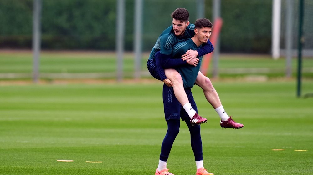 Declan Rice und Kai Havertz sind vom FC Arsenal während einer Trainingseinheit im Sobha Realty Training Centre. / Foto: John Walton/PA Wire/dpa