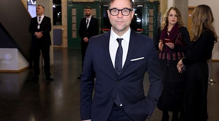 Jan Josef Liefers, Schauspieler, kommt am Rande der Berlinale zur Cinema for Peace Gala im Westhafen Event & Convention Center (WECC). Für Regisseur Simon Verhoeven steht der beliebte «Tatort»-Kommissar nun in einer besonderen Rolle vor der Kamera - als «Alter weißer Mann». / Foto: Gerald Matzka/dpa