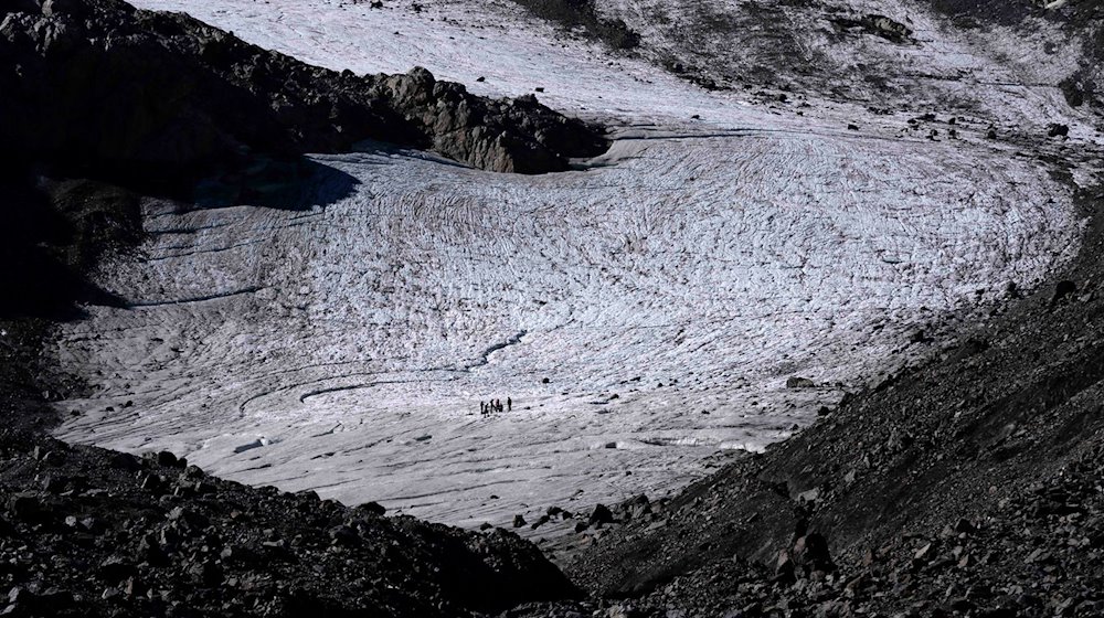 Eine Gruppe von Wanderern wandert auf dem Jamtalferner-Gletscher bei Galtür. / Foto: Matthias Schrader/AP/dpa