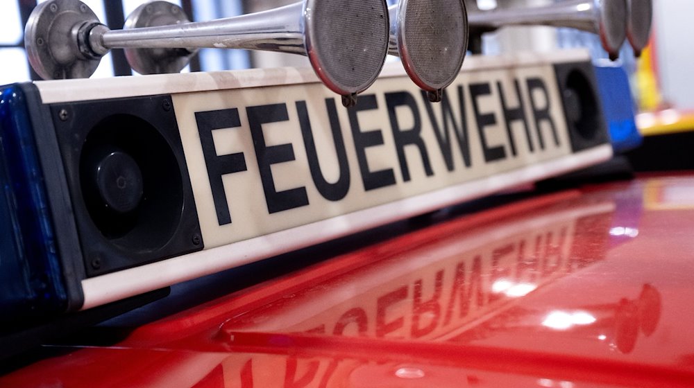 Ein Fahrzeug mit der Aufschrift „Feuerwehr“. / Foto: Sven Hoppe/dpa