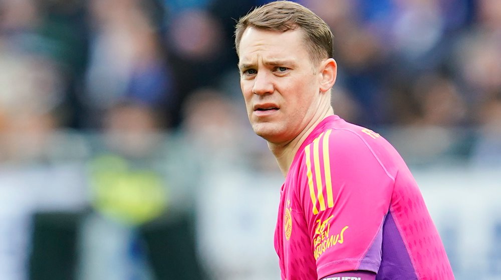 Torhüter Manuel Neuer von München blickt skeptisch. / Foto: Uwe Anspach/dpa