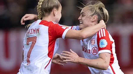 Giulia Gwinn (l) von München jubelt mit Georgia Stanway über ihr Tor zum 1:0. / Foto: Sven Hoppe/dpa