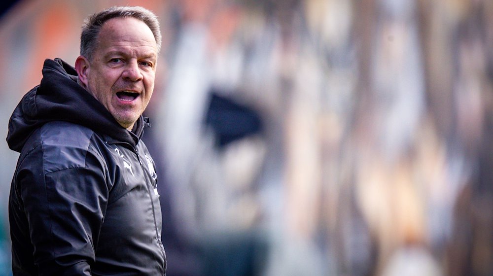 Trainer Alexander Zorniger von Greuther Fürth. Rostock gewinnt 1 : 0 gegen Greuther Fürth. Er hofft auf einen Sieg. / Foto: Jens Büttner/dpa