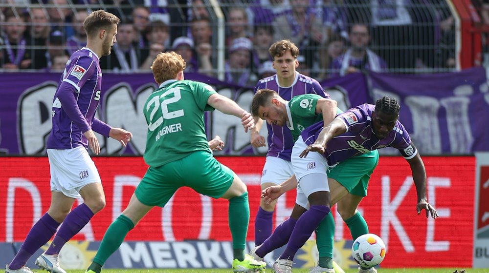 Osnabrücks Maxwell Gyamfi (r) im Kampf um den Ball mit Führts Lukas Petkov (3.v.r). / Foto: Friso Gentsch/dpa