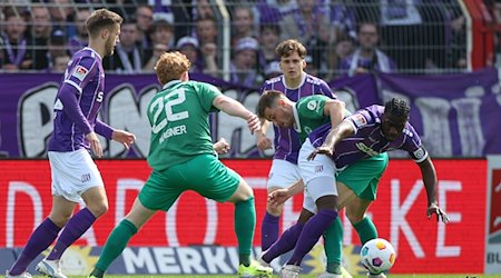 Osnabrücks Maxwell Gyamfi (r) im Kampf um den Ball mit Führts Lukas Petkov (3.v.r). / Foto: Friso Gentsch/dpa