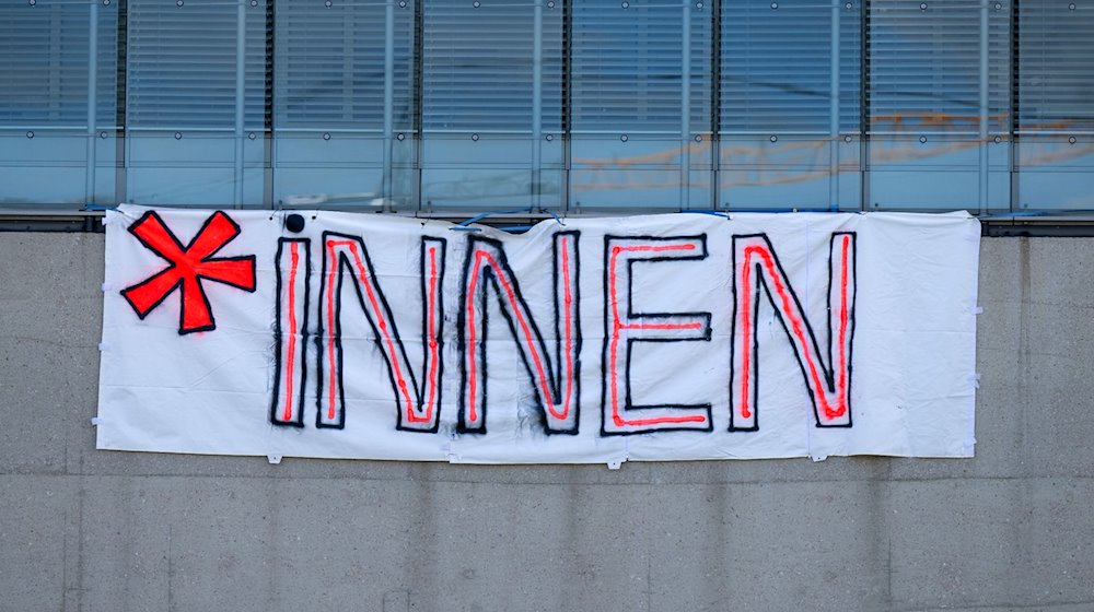 Ein Plakat mit der Aufschrift «*Innen» ist an einer Hochschule zu sehen. / Foto: Sven Hoppe/dpa/Symbolbild