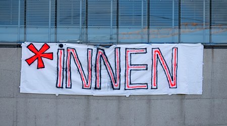 Ein Plakat mit der Aufschrift «*Innen» ist an einer Hochschule zu sehen. / Foto: Sven Hoppe/dpa/Symbolbild