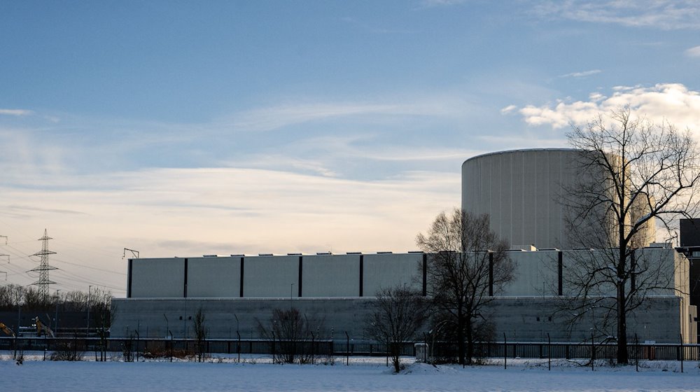 Auf dem Gelände des früheren Kernkraftwerks steht eine Halle, in der Atommüll gelagert ist. / Foto: Stefan Puchner/dpa/Archivbild