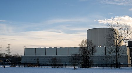 Auf dem Gelände des früheren Kernkraftwerks steht eine Halle, in der Atommüll gelagert ist. / Foto: Stefan Puchner/dpa/Archivbild