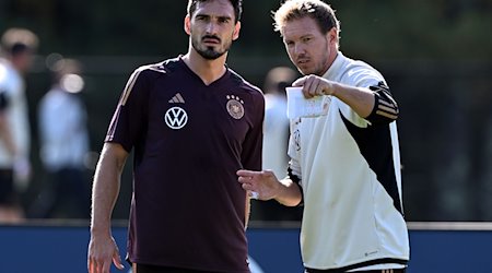 Bundestrainer Julian Nagelsmann (r) uns Mats Hummels während des Trainings. / Foto: Federico Gambarini/dpa