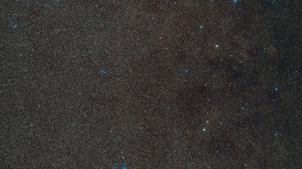Dieses undatierte Handout zeigt einen Weitwinkelausschnitt der Umgebung von Gaia BH3, dem massereichsten stellaren schwarzen Loch in unserer Galaxie. / Foto: D. De Martin./ESO/Digitized Sky Survey 2./dpa/Handout