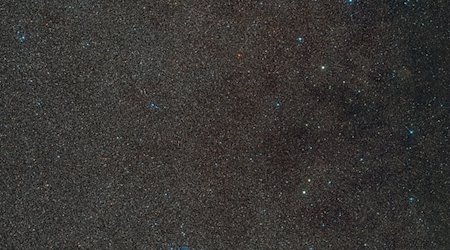 Dieses undatierte Handout zeigt einen Weitwinkelausschnitt der Umgebung von Gaia BH3, dem massereichsten stellaren schwarzen Loch in unserer Galaxie. / Foto: D. De Martin./ESO/Digitized Sky Survey 2./dpa/Handout