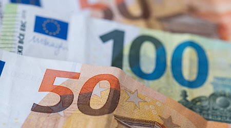 Euro-Banknoten liegen auf einem Tisch. / Foto: Boris Roessler/dpa/Symbolbild