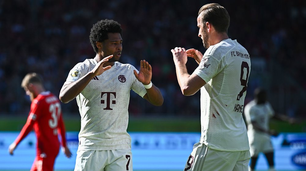 Münchens Serge Gnabry jubelt mit Münchens Harry Kane über seinen Treffer zum 0:2. / Foto: Tom Weller/dpa