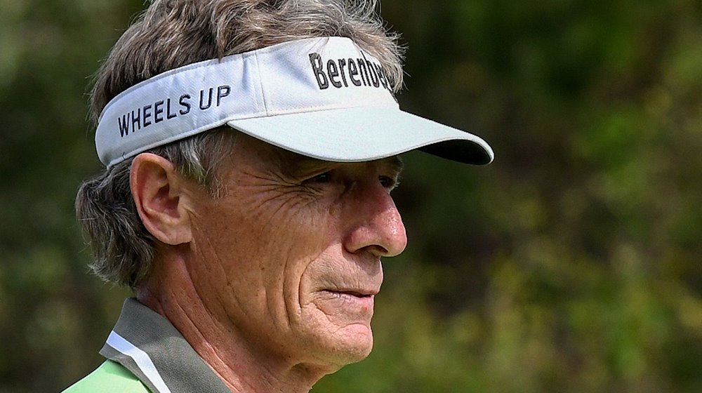 Bernhard Langer beobachtet seinen Ball nach einem Abschlag während der PNC Championship 2022 im The Ritz-Carlton Golf Club in Orlando. / Foto: Paul Hennessy/Zuma Press/dpa/Archivbild