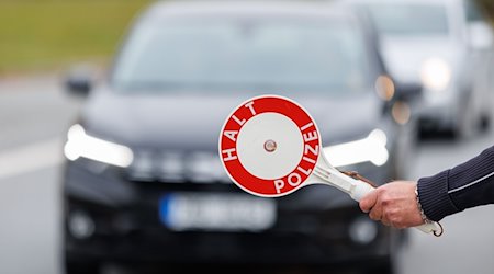 Ein Beamter der Bundespolizei stoppt bei der kontrolle des Einreiseverkehrs am deutsch-tschechischen Grenzübergang ein Auto. / Foto: Daniel Karmann/dpa/Archivbild