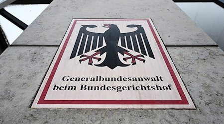 Ein Hinweisschild mit Bundesadler und dem Schriftzug „Generalbundesanwalt beim Bundesgerichtshof“. / Foto: Uli Deck/dpa/Symbolbild
