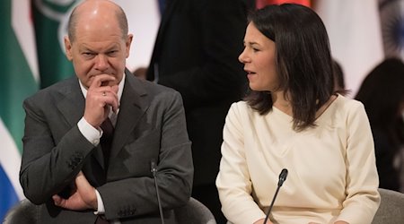 Bundeskanzler Olaf Scholz (SPD) und Annalena Baerbock (Bündnis 90/Die Grünen), Außenministerin, sprechen während des Petersberger Klimadialogs. / Foto: Sebastian Christoph Gollnow/dpa