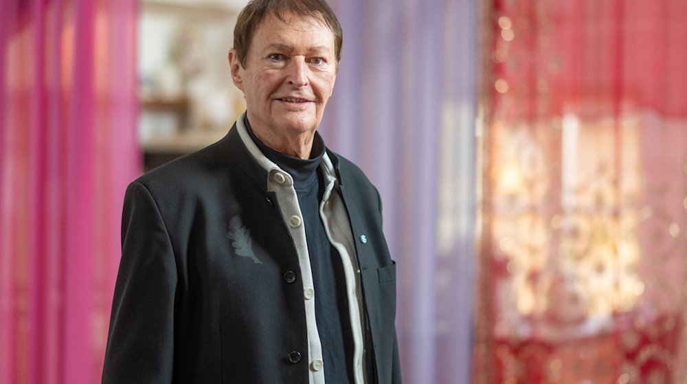 Hans-Jürgen Buchner von der Musikgruppe Haindling steht in seinem Haus in Haindling. / Foto: Armin Weigel/dpa/Archivbild