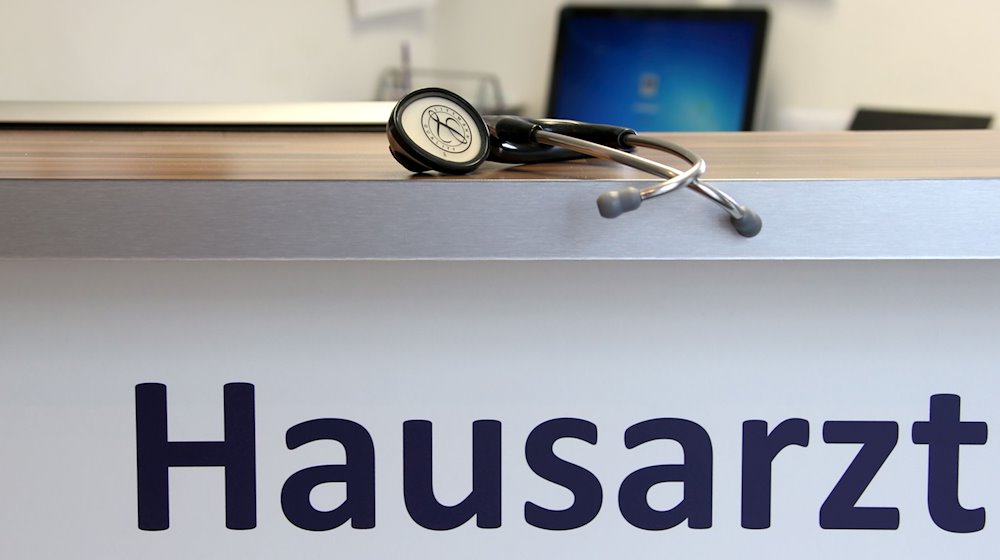 Ein Stethoskop liegt in der Praxis eines Hausarztes. / Foto: Stephan Jansen/dpa