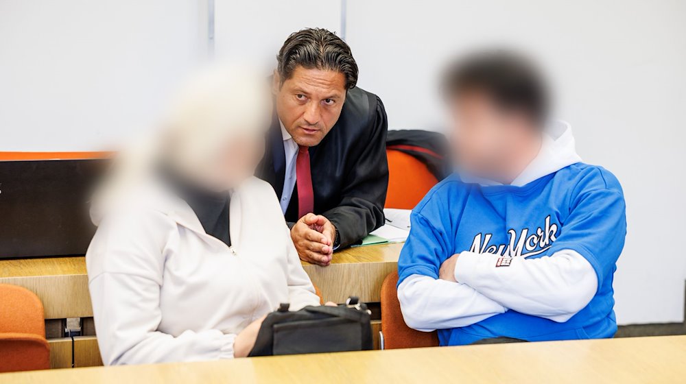 Rechtsanwalt Ömer Sahinci redet mit seinen Mandanten, einem wegen Erpressung angeklagten angeblichen Hellseher. / Foto: Matthias Balk/dpa