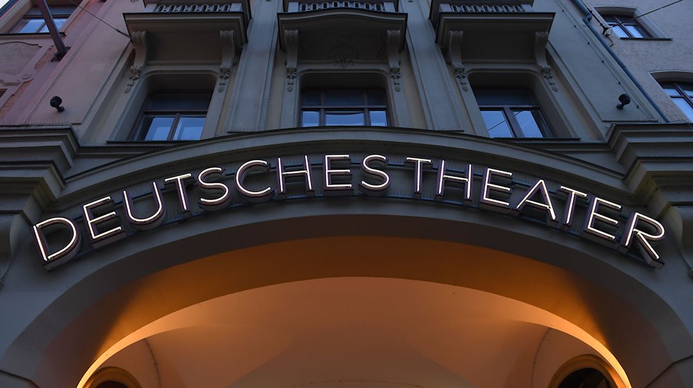 Das Foto zeigt das Deutsche Theater in München. Am Mittwoch wird dort das 39. Dok.fest München eröffnet. Bis zum 12. Mai zeigt es mehr als 100 Dokumentarfilme aus aller Welt, vom 6. bis 20. Mai ist ein Großteil des Programms auch online zu sehen auf einer digitalen Leinwand. / Foto: Felix Hörhager/dpa