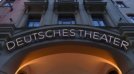 Das Foto zeigt das Deutsche Theater in München. Am Mittwoch wird dort das 39. Dok.fest München eröffnet. Bis zum 12. Mai zeigt es mehr als 100 Dokumentarfilme aus aller Welt, vom 6. bis 20. Mai ist ein Großteil des Programms auch online zu sehen auf einer digitalen Leinwand. / Foto: Felix Hörhager/dpa