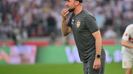 Trainer Sebastian Hoeneß vom VfB Stuttgart steht am Spielfeldrand. / Foto: Jan-Philipp Strobel/dpa/Archivbild