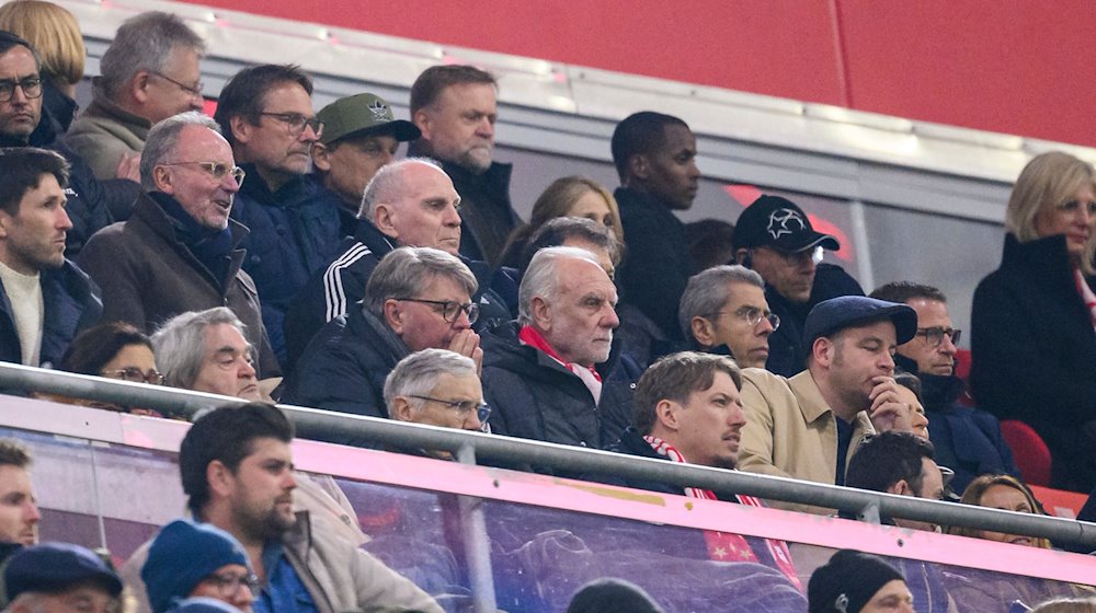 Karl-Heinz Rummenigge (l-r), Uli Hoeneß und Münchens Sportvorstand Max Eberl sitzen auf der Tribüne. / Foto: Tom Weller/dpa