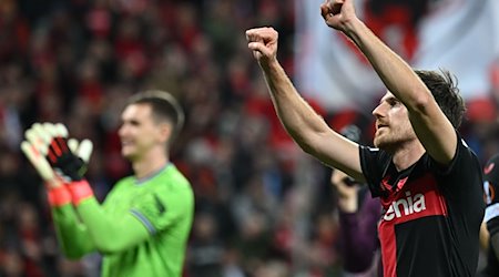 Bayer Leverkusens Offensivmann Jonas Hofmann jubelt nach dem Sieg. / Foto: Marius Becker/dpa