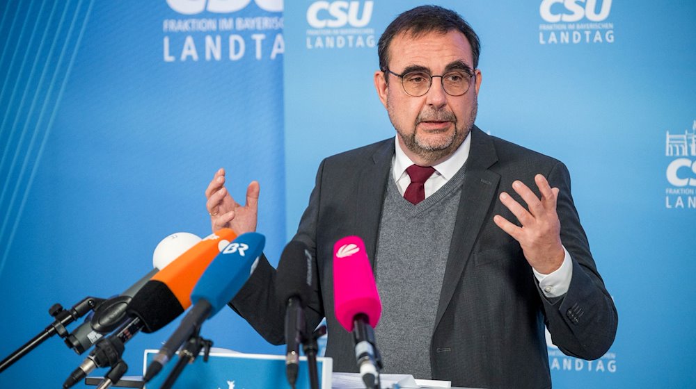 Klaus Holetschek (CSU), CSU-Fraktionsvorsitzender im Landtag, spricht bei einer Pressekonferenz. / Foto: Daniel Vogl/dpa