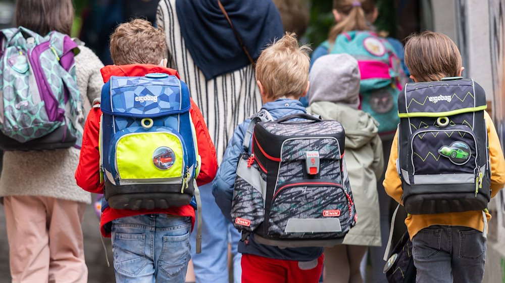 Schulkinder gehen in die Schule. / Foto: Peter Kneffel/dpa