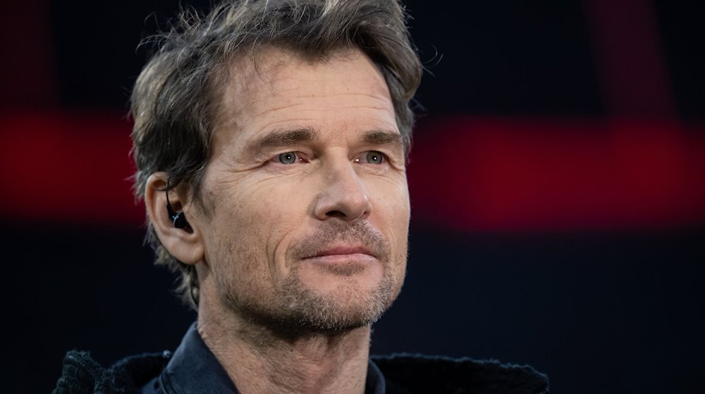 Jens Lehmann, ehemaliger Fußballer, steht vor dem Spiel als TV-Experte im Stadion. / Foto: Sven Hoppe/dpa