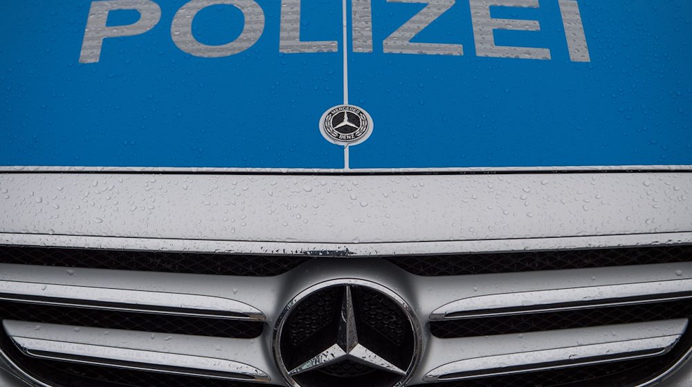 "Polizei" steht auf der Motorhaube eines Polizeiautos. / Foto: Sebastian Gollnow/dpa