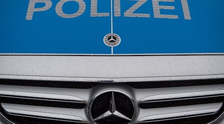 "Polizei" steht auf der Motorhaube eines Polizeiautos. / Foto: Sebastian Gollnow/dpa