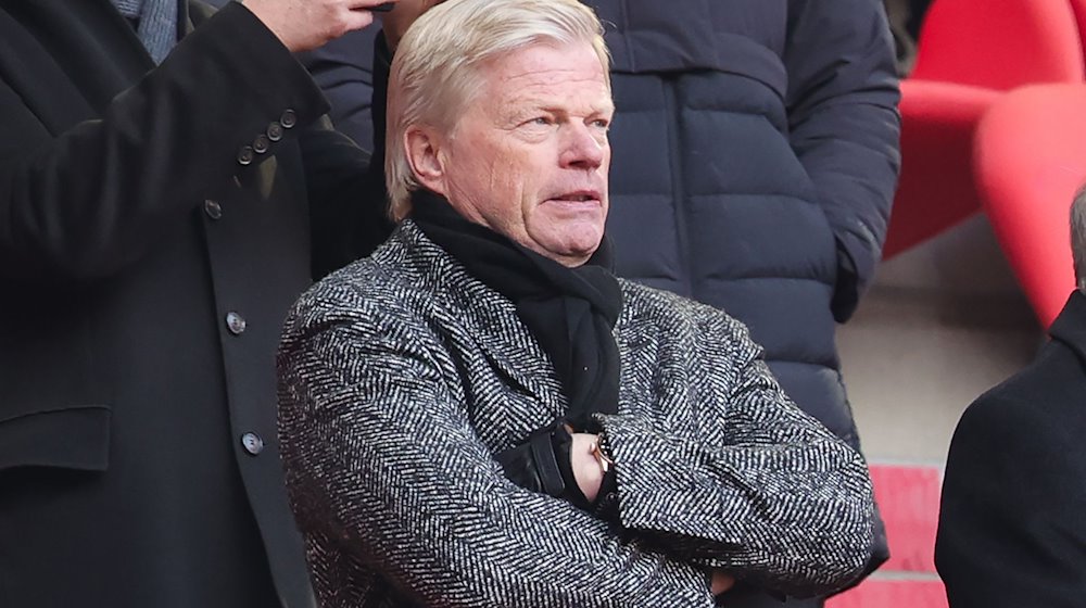Oliver Kahn, Ex-Vorstandsvorsitzender der FC Bayern München AG, steht auf der Tribüne vor der Trauerfeier für den verstorbenen Fußballstar und Trainer Beckenbauer. Kahn äußert sich zur Trainerfrage des FC Bayern. / Foto: Christian Charisius/dpa