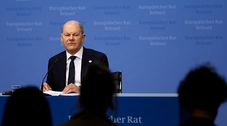 Bundeskanzler Olaf Scholz (SPD) nimmt an einer Medienkonferenz auf einem EU-Gipfel teil. / Foto: Omar Havana/AP/dpa