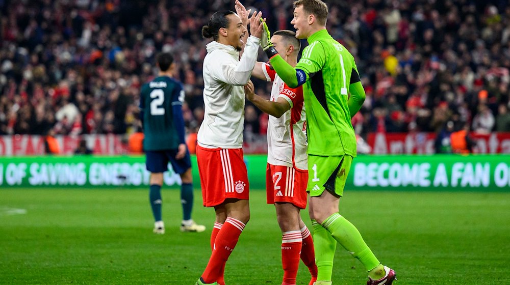 Münchens Leroy Sane (l-r), Münchens Raphael Guerreiro und Münchens Torwart Manuel Neuer jubeln nach dem Spiel. / Foto: Tom Weller/dpa