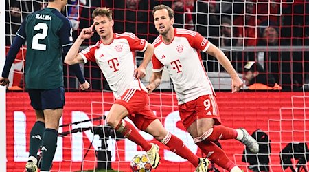 Bayerns Joshua Kimmich (M) jubelt nach seinem 1:0 Führungstreffer mit Bayerns Harry Kane (r). / Foto: Tom Weller/dpa
