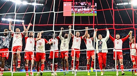 Münchens Spieler jubeln nach dem Spiel mit den Fans. / Foto: Tom Weller/dpa