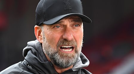 Jürgen Klopp, Trainer von Liverpool, spricht während eines Interviews vor dem Fußballspiel. / Foto: Rui Vieira/AP/dpa