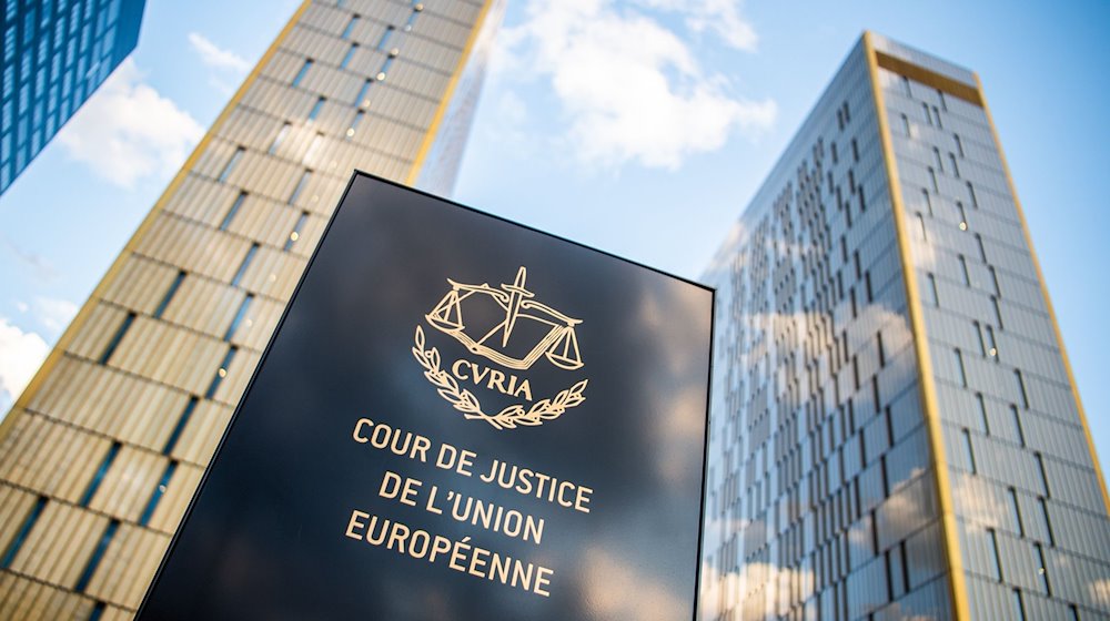Ein Schild mit der Aufschrift «Cour de Justice de l'union Européene» steht vor dem Europäischen Gerichtshof im Europaviertel. / Foto: Arne Immanuel Bänsch/dpa